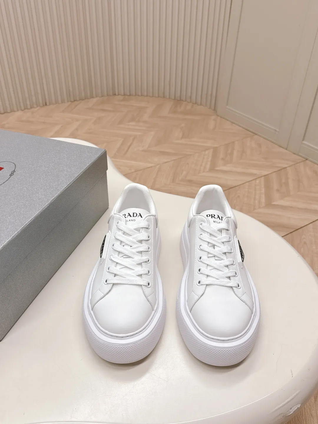👟👟Ex-factory price 600👟👟 Prada 25ss new casual white shoes, couple style 👫 P fashion white shoes, re-released, high-quality shipments, elegant and generous, comfortable on the feet, super classic, super light and comfortable on the feet Fabric: silky cowhide Lining: water-dyed sheepskin lining + genuine leather foot sole: EVA outsole Code number: 35-45 (40 for women, 45 for men, customized)